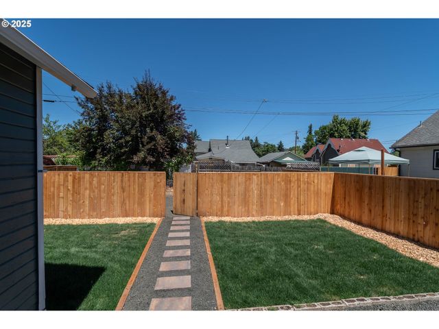 176 Se HOOVER Ave, Roseburg, OR 97470