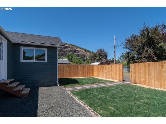 176 Se HOOVER Ave, Roseburg, OR 97470
