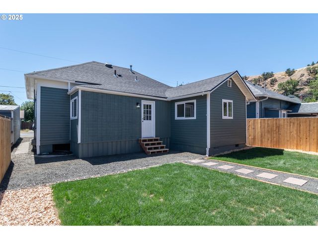 176 Se HOOVER Ave, Roseburg, OR 97470