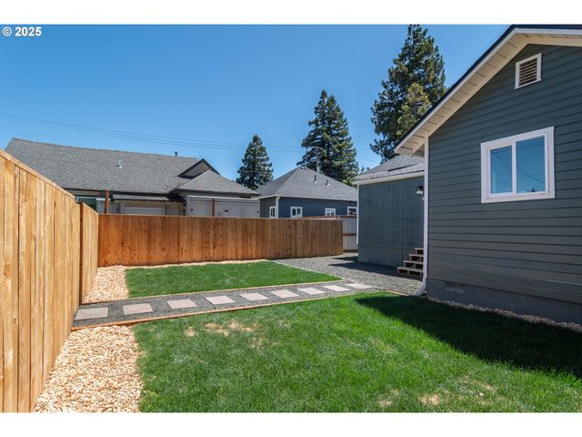 176 Se HOOVER Ave, Roseburg, OR 97470