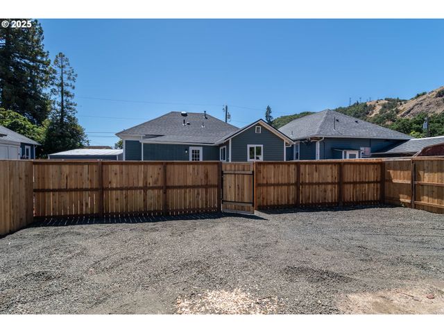 176 Se HOOVER Ave, Roseburg, OR 97470