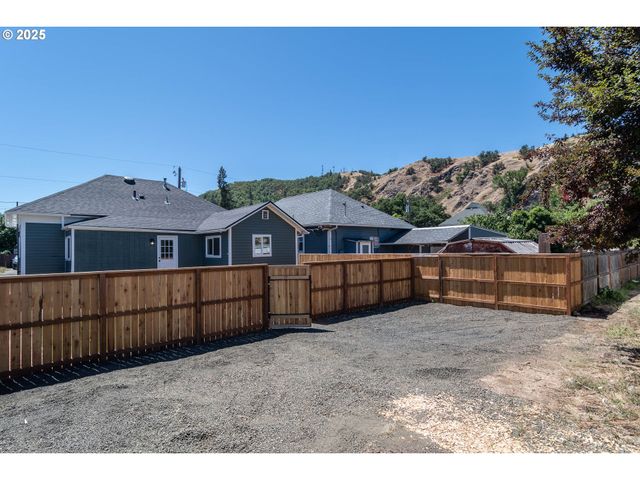 176 Se HOOVER Ave, Roseburg, OR 97470
