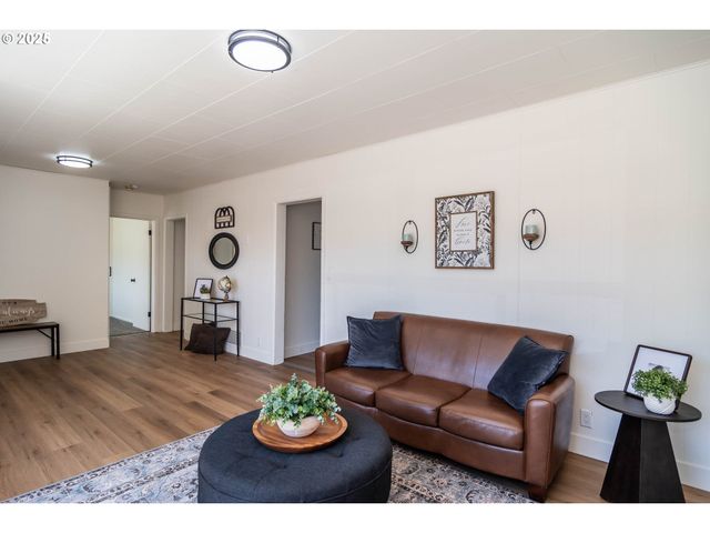 176 Se HOOVER Ave, Roseburg, OR 97470