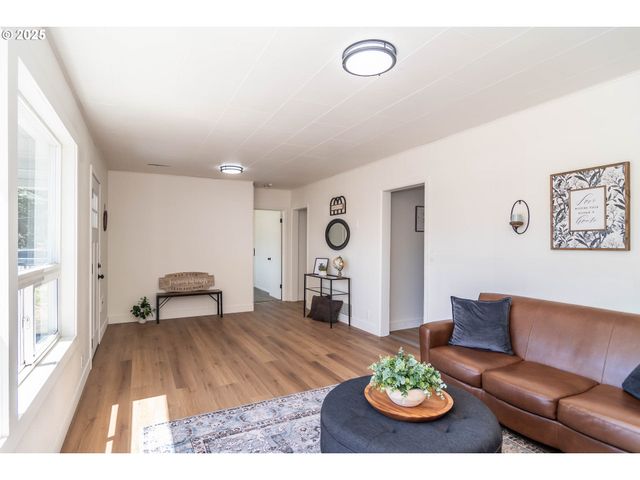 176 Se HOOVER Ave, Roseburg, OR 97470