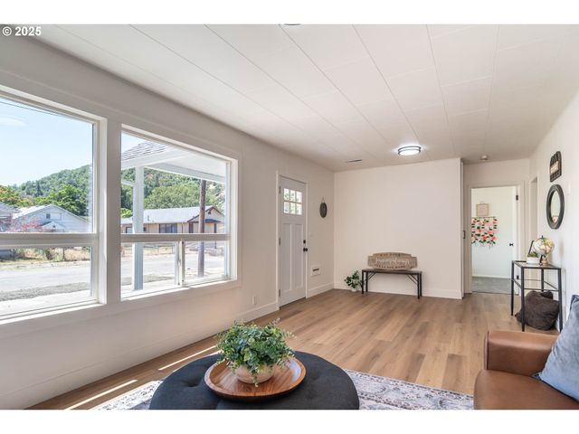 176 Se HOOVER Ave, Roseburg, OR 97470