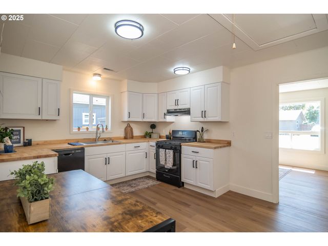 176 Se HOOVER Ave, Roseburg, OR 97470