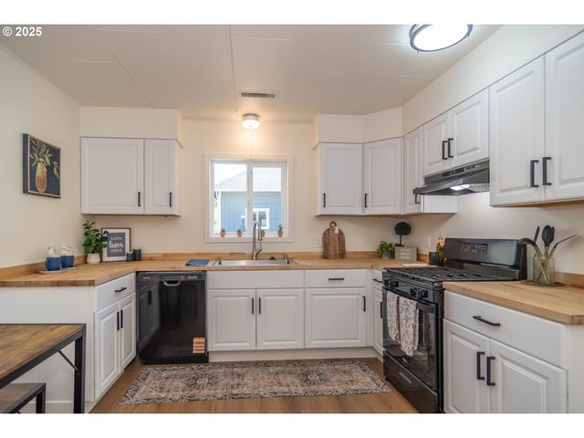 176 Se HOOVER Ave, Roseburg, OR 97470