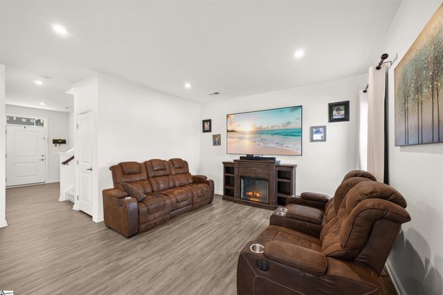 8 Wiltshire Circle, Easley, SC 29642