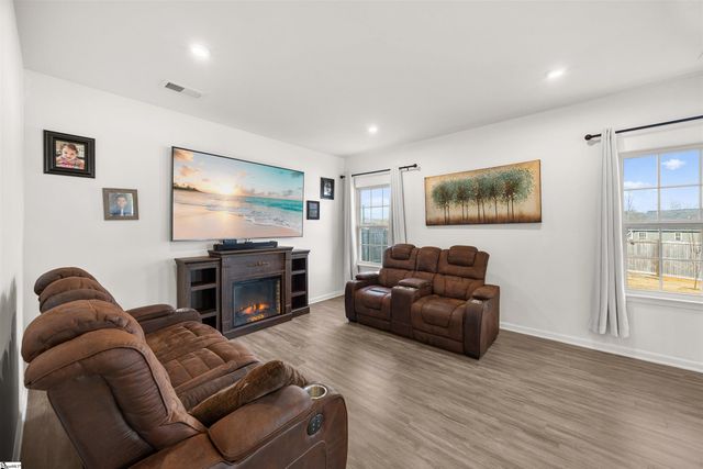 8 Wiltshire Circle, Easley, SC 29642