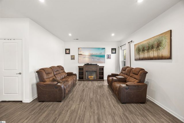 8 Wiltshire Circle, Easley, SC 29642