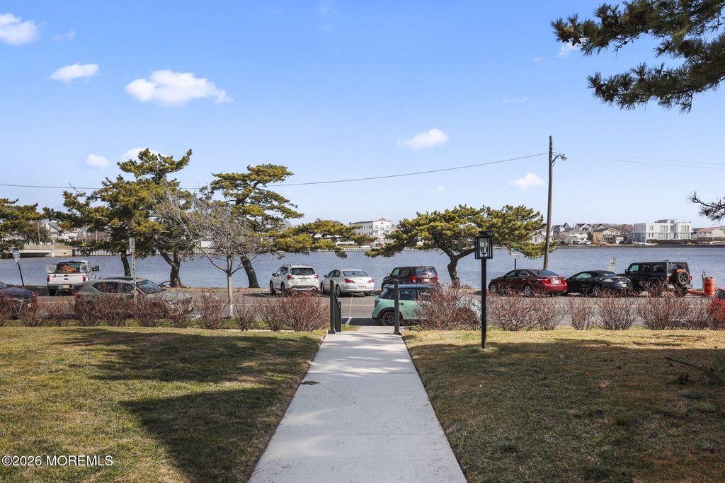 300 Deal Lake Drive 16, Asbury Park, NJ 07712