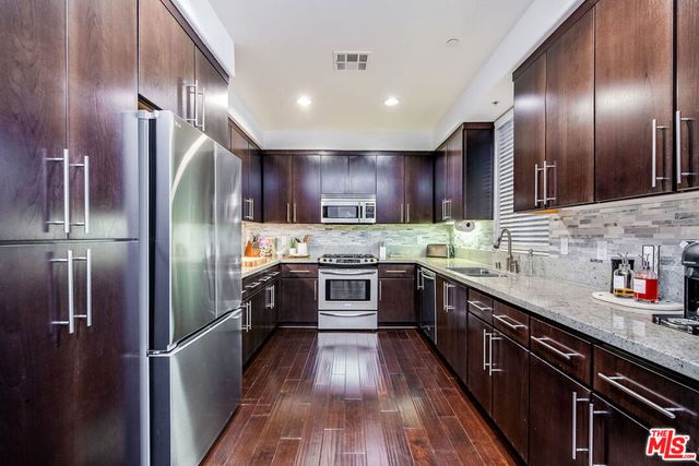 10878 Bloomfield Street 211, Toluca Lake, CA 91602