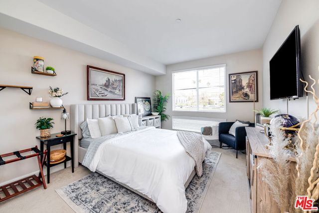 10878 Bloomfield Street 211, Toluca Lake, CA 91602