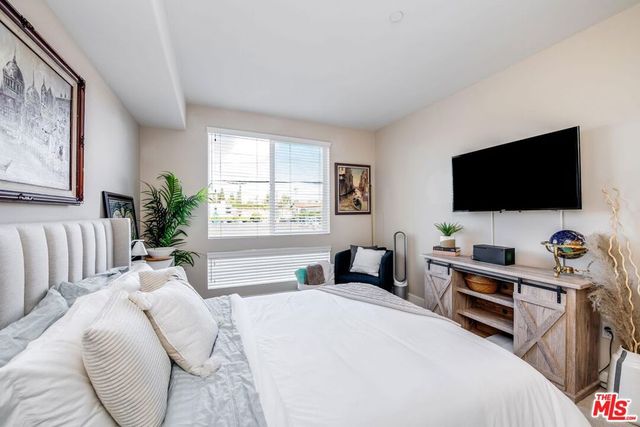 10878 Bloomfield Street 211, Toluca Lake, CA 91602