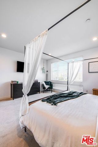 10878 Bloomfield Street 211, Toluca Lake, CA 91602