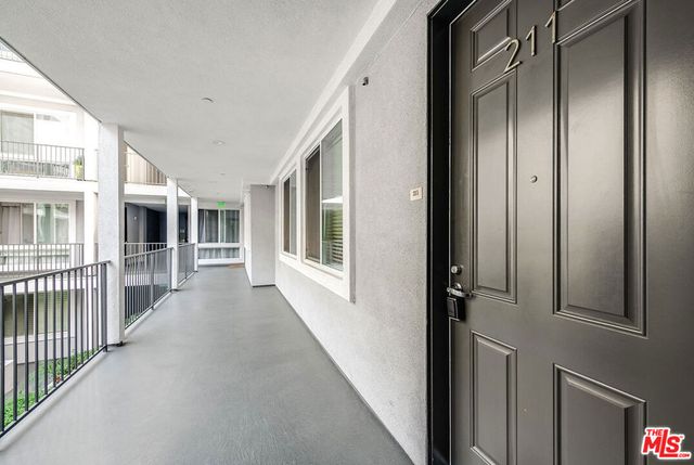 10878 Bloomfield Street 211, Toluca Lake, CA 91602