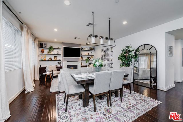 10878 Bloomfield Street 211, Toluca Lake, CA 91602