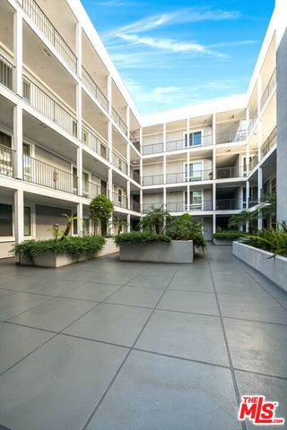 10878 Bloomfield Street 211, Toluca Lake, CA 91602