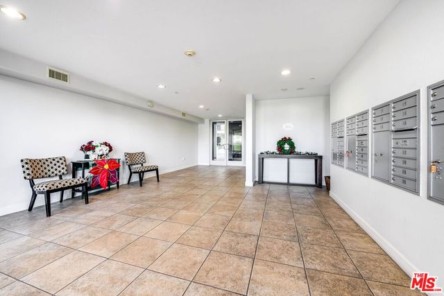 10878 Bloomfield Street 211, Toluca Lake, CA 91602