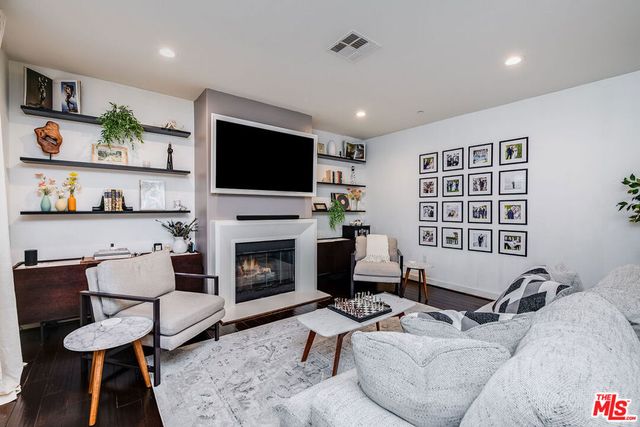 10878 Bloomfield Street 211, Toluca Lake, CA 91602