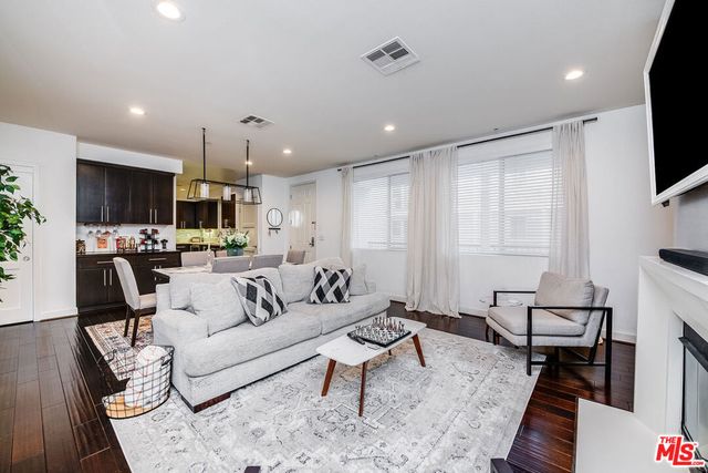 10878 Bloomfield Street 211, Toluca Lake, CA 91602