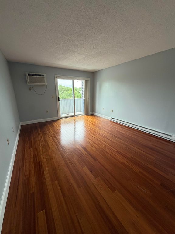 Image 12 of property listing at 108 Eastern Ave Apt 303, Manchester, NH 03104
