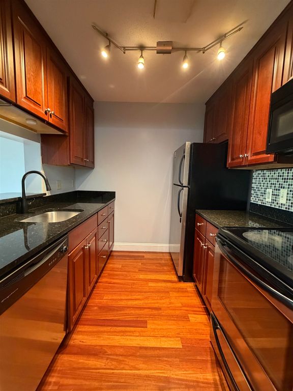Image 3 of property listing at 108 Eastern Ave Apt 303, Manchester, NH 03104