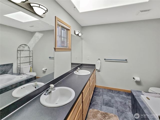 710 SW Echo Loop, Oak Harbor, WA 98277