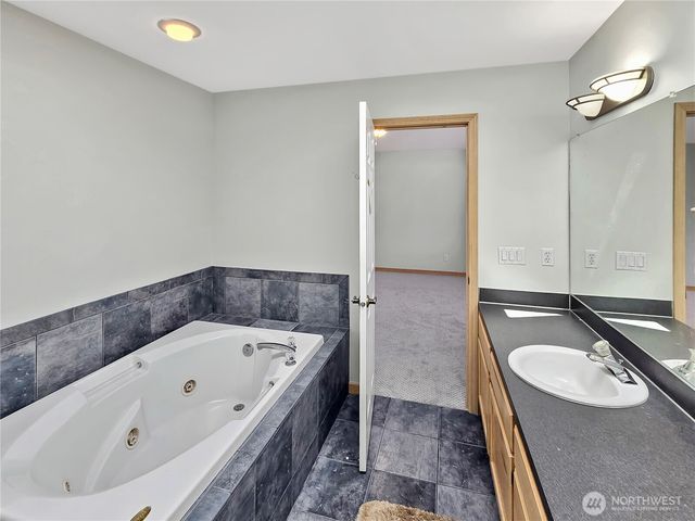 710 SW Echo Loop, Oak Harbor, WA 98277