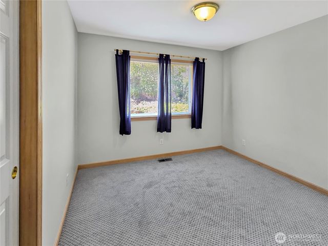 710 SW Echo Loop, Oak Harbor, WA 98277