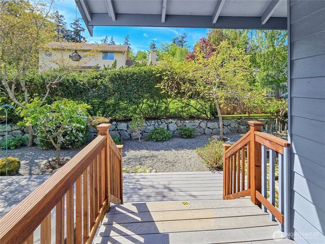 710 SW Echo Loop, Oak Harbor, WA 98277