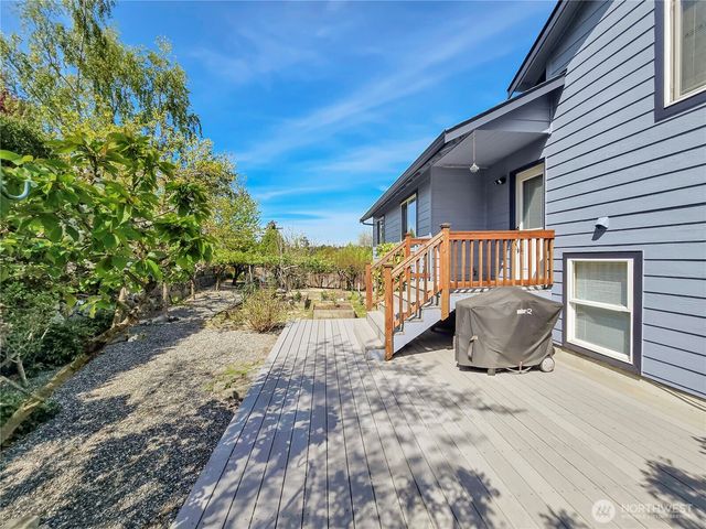 710 SW Echo Loop, Oak Harbor, WA 98277