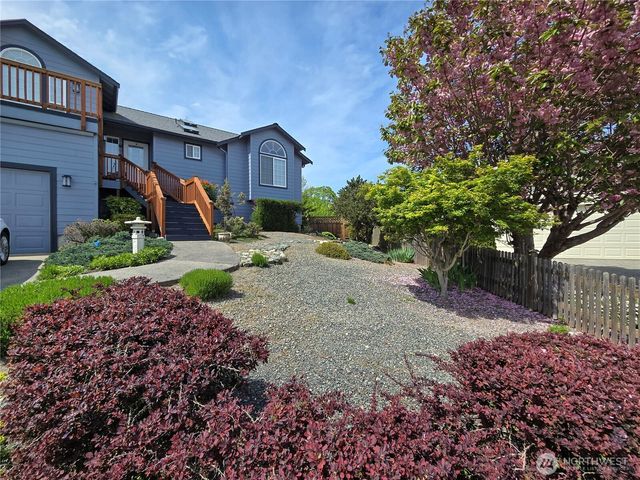 710 SW Echo Loop, Oak Harbor, WA 98277