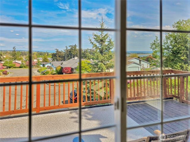 710 SW Echo Loop, Oak Harbor, WA 98277