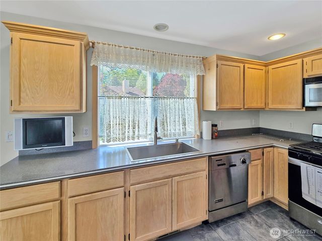 710 SW Echo Loop, Oak Harbor, WA 98277