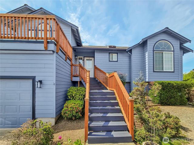 710 SW Echo Loop, Oak Harbor, WA 98277