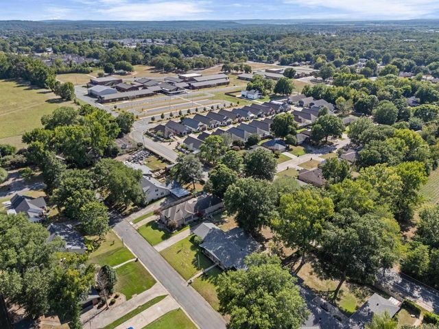 11 Deerwood Dr, Conway, AR 72034