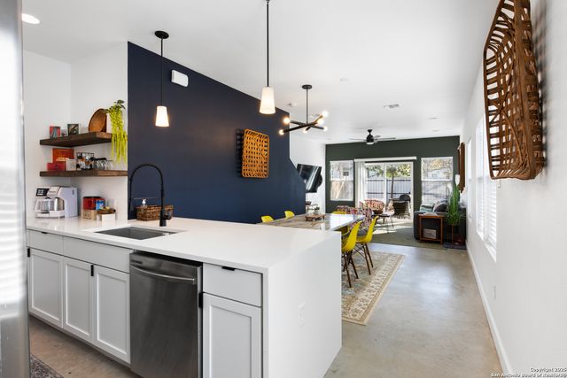 1906 E Crockett, San Antonio, TX 78202