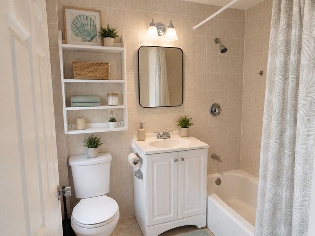 1 Johnny Ct 2, Boston, MA 02111