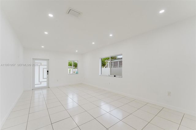810 NW 112th St, Miami, FL 33168