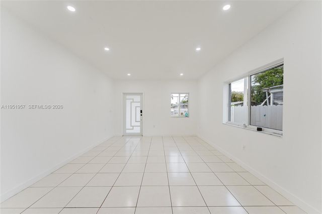 810 NW 112th St, Miami, FL 33168