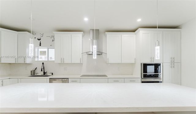 810 NW 112th St, Miami, FL 33168