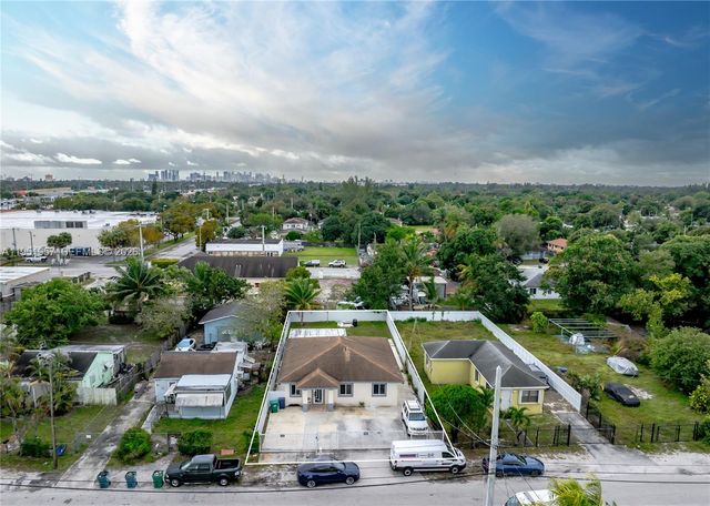 810 NW 112th St, Miami, FL 33168