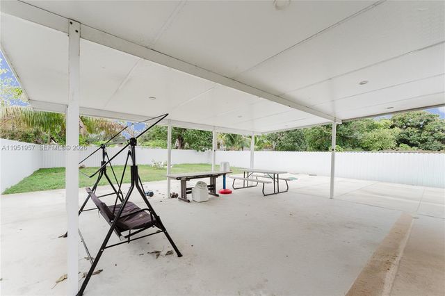 810 NW 112th St, Miami, FL 33168