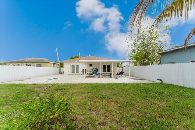 810 NW 112th St, Miami, FL 33168