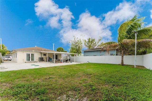 810 NW 112th St, Miami, FL 33168