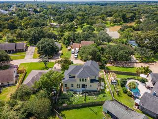 100 Bayou Glen Street, Hitchcock, TX 77568