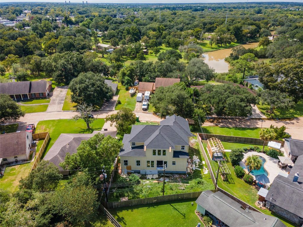100 Bayou Glen Street, Hitchcock, TX 77568