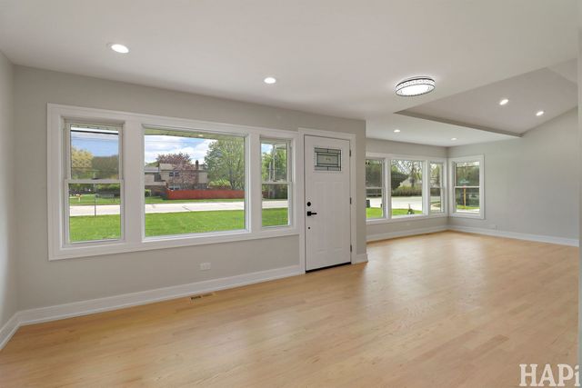1100 N Hicks Road, Palatine, IL 60067