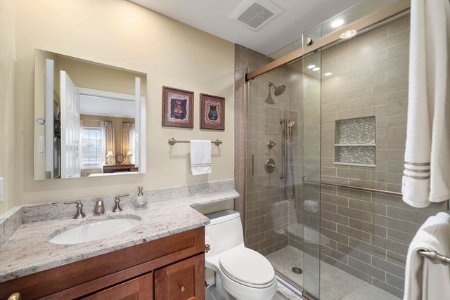 33 Breakwater Dr 33, Chelsea, MA 02150